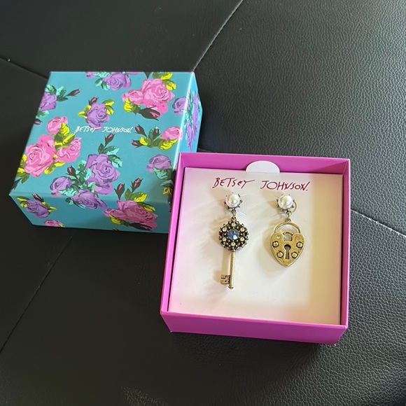 Betsey Johnson Antique Gold Lock and Heart  Dangle Earrings NWT - Picture 1 of 2